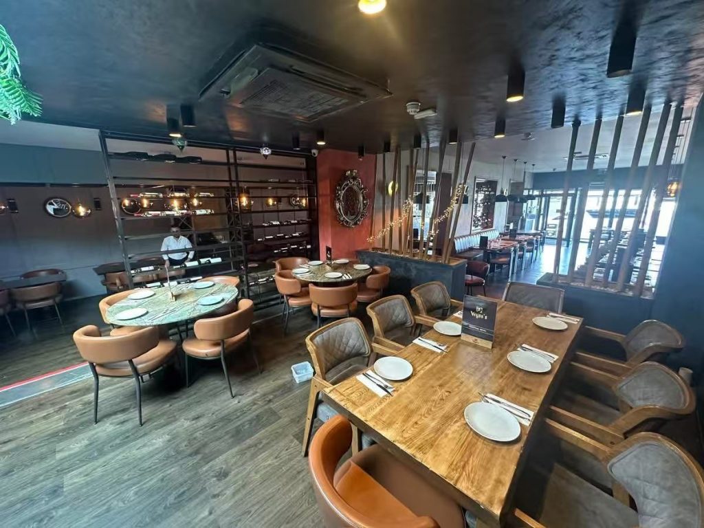 Restaurant Furniture Layout Case Analysis: Capacity, Comfort and Flow